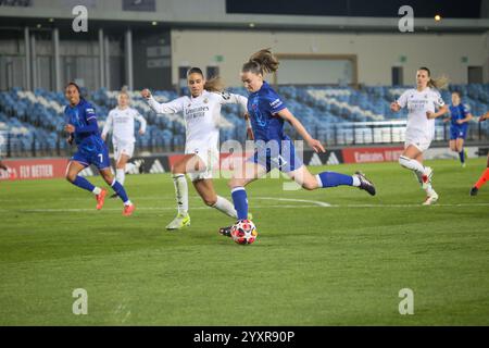 Hortaleza, Spagna, 17 dicembre 2024: Niamh Charles del Chelsea (21, R) tira in porta contro Maëlle Lakrar (23, L) durante la fase a gironi della UEFA Champions League 2024-25 tra Real Madrid e Chelsea il 17 dicembre 2024 all'Estadio Alfredo di Stefano di Hortaleza, Spagna. Crediti: Alberto Brevers / Alamy Live News. Foto Stock