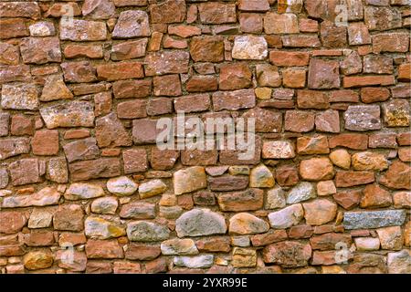Rientzheim, Alsazia, Francia - 19 ottobre 2024 - sfondo di varie dimensioni e colori pietre antiche che creano un muro Foto Stock