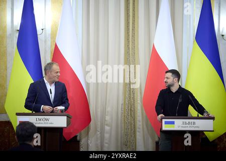 Leopoli, Ucraina. 17 dicembre 2024. Il primo ministro polacco Donald Tusk, a sinistra, guarda al presidente ucraino Volodymyr Zelenskyy, a destra, durante una conferenza stampa congiunta, il 17 dicembre 2024, a Leopoli, Ucraina. Credito: Presidenza Ucraina/Ufficio stampa presidenziale ucraino/Alamy Live News Foto Stock