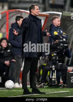 Maastricht, Paesi Bassi. 17 dicembre 2024. Maastricht - allenatore del Feyenoord Brian Priske durante il secondo turno della KNVB Beker 2024/2025, la coppa nazionale olandese. La partita è ambientata tra MVV Maastricht e Feyenoord allo Stadion De Geusselt il 17 dicembre 2024 a Maastricht, nei Paesi Bassi. Credito: Foto Box to Box/Alamy Live News Foto Stock