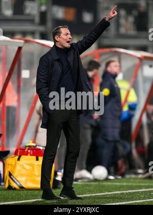 Maastricht, Paesi Bassi. 17 dicembre 2024. Maastricht - allenatore del Feyenoord Brian Priske durante il secondo turno della KNVB Beker 2024/2025, la coppa nazionale olandese. La partita è ambientata tra MVV Maastricht e Feyenoord allo Stadion De Geusselt il 17 dicembre 2024 a Maastricht, nei Paesi Bassi. Credito: Foto Box to Box/Alamy Live News Foto Stock