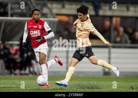 Maastricht, Paesi Bassi. 17 dicembre 2024. Maastricht - in-beom Hwang del Feyenoord durante il secondo round della KNVB Beker 2024/2025, la coppa nazionale olandese. La partita è ambientata tra MVV Maastricht e Feyenoord allo Stadion De Geusselt il 17 dicembre 2024 a Maastricht, nei Paesi Bassi. Credito: Foto Box to Box/Alamy Live News Foto Stock