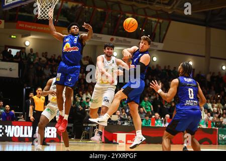 Von Links: Anthony Malik Gaines (Crailsheim), David Boehm (Coblenza), Brock Broone Gardner (Crailsheim), Tyreese Blunt (Crailsheim) EPG Guardians Coblenza - Harko Merlins Crailsheim, Basketball, Proa, 16.12.2024foto: Rene Weiss/Eibner Foto Stock