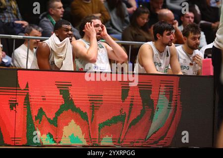 Allin Coreyell Blunt (Coblenza, link) sitzt enttaeuscht auf der Bank EPG Guardians Coblenza - Harko Merlins Crailsheim, Basketball, Proa, 16.12.2024foto: Rene Weiss/Eibner Foto Stock