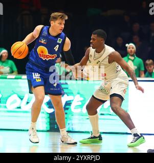 Brock Broone Gardner (Crailsheim) gegen Allin Coreyell Blunt (Coblenza) EPG Guardians Coblenza - Harko Merlins Crailsheim, Basketball, Proa, 16.12.2024foto: Rene Weiss/Eibner Foto Stock