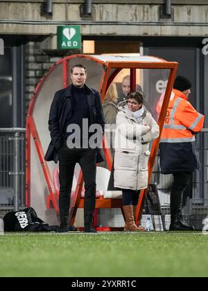 Maastricht, Paesi Bassi. 17 dicembre 2024. Maastricht - allenatore del Feyenoord Brian Priske durante il secondo turno della KNVB Beker 2024/2025, la coppa nazionale olandese. La partita è ambientata tra MVV Maastricht e Feyenoord allo Stadion De Geusselt il 17 dicembre 2024 a Maastricht, nei Paesi Bassi. Credito: Foto Box to Box/Alamy Live News Foto Stock