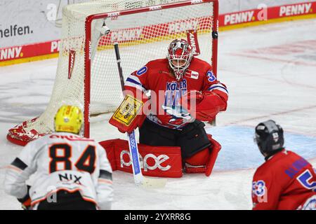 Der Puck fliegt auf das Tor Mirko Pantkowski (Koeln) zu Koelner Haie vs Loewen Frankfurt, Eishockey, DEL, 15.12.2024 foto: René Weiss/Eibner Foto Stock