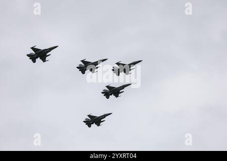 CALARASI, ROMANIA - 17 APRILE 2024: Caccia F16 Falcon in volo in formazione di cinque. Foto Stock