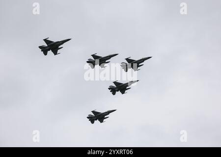 CALARASI, ROMANIA - 17 APRILE 2024: Caccia F16 Falcon in volo in formazione di cinque. Foto Stock