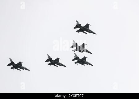 CALARASI, ROMANIA - 17 APRILE 2024: Caccia F16 Falcon in volo in formazione di cinque. Foto Stock