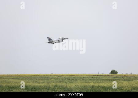 CALARASI, ROMANIA - 17 APRILE 2024: Caccia F16 Falcon in volo durante l'esercitazione militare. Foto Stock