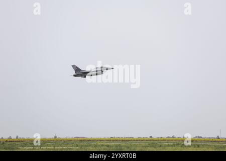 CALARASI, ROMANIA - 17 APRILE 2024: Caccia F16 Falcon in volo durante l'esercitazione militare. Foto Stock