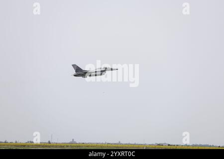 CALARASI, ROMANIA - 17 APRILE 2024: Caccia F16 Falcon in volo durante l'esercitazione militare. Foto Stock