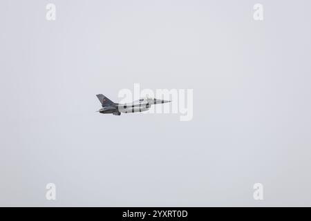 CALARASI, ROMANIA - 17 APRILE 2024: Caccia F16 Falcon in volo durante l'esercitazione militare. Foto Stock