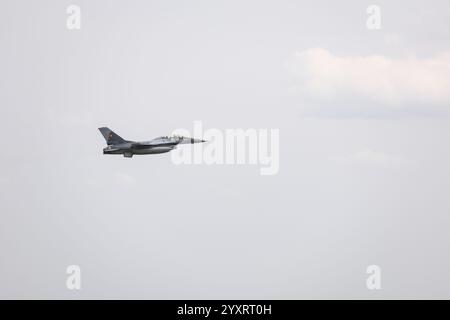 CALARASI, ROMANIA - 17 APRILE 2024: Caccia F16 Falcon in volo durante l'esercitazione militare. Foto Stock