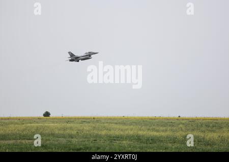 CALARASI, ROMANIA - 17 APRILE 2024: Caccia F16 Falcon in volo durante l'esercitazione militare. Foto Stock