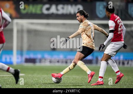 Maastricht, Paesi Bassi. 17 dicembre 2024. Maastricht - Ramiz Zerrouki del Feyenoord durante il secondo round della KNVB Beker 2024/2025, la coppa nazionale olandese. La partita è ambientata tra MVV Maastricht e Feyenoord allo Stadion De Geusselt il 17 dicembre 2024 a Maastricht, nei Paesi Bassi. Credito: Foto Box to Box/Alamy Live News Foto Stock