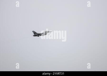 CALARASI, ROMANIA - 17 APRILE 2024: Caccia F16 Falcon in volo durante l'esercitazione militare. Foto Stock