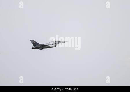 CALARASI, ROMANIA - 17 APRILE 2024: Caccia F16 Falcon in volo durante l'esercitazione militare. Foto Stock