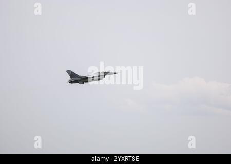 CALARASI, ROMANIA - 17 APRILE 2024: Caccia F16 Falcon in volo durante l'esercitazione militare. Foto Stock