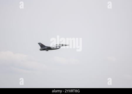 CALARASI, ROMANIA - 17 APRILE 2024: Caccia F16 Falcon in volo durante l'esercitazione militare. Foto Stock