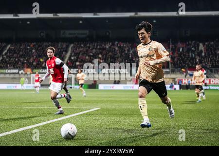 Maastricht, Paesi Bassi. 17 dicembre 2024. Maastricht - in-beom Hwang del Feyenoord durante il secondo round della KNVB Beker 2024/2025, la coppa nazionale olandese. La partita è ambientata tra MVV Maastricht e Feyenoord allo Stadion De Geusselt il 17 dicembre 2024 a Maastricht, nei Paesi Bassi. Credito: Foto Box to Box/Alamy Live News Foto Stock