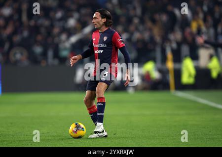 Torino, Italia. 17 dicembre 2024. Tommaso Augello del Cagliari calcio in azione durante la gara di Coppa Italia di 16 partite tra Juventus FC e Cagliari calcio allo stadio Allianz il 17 dicembre 2024 a Torino. Crediti: Marco Canoniero/Alamy Live News Foto Stock