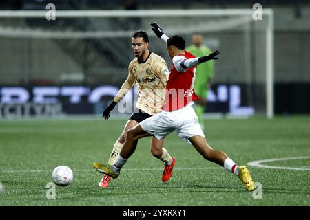 MAASTRICHT - (l-r) Ramiz Zerrouki di Feyenoord, Nabil El Basri di MVV Maastricht durante il KNVB Beker match tra MVV Maastricht e Feyenoord Rotterdam allo Stadion de Geusselt il 17 dicembre 2024 a Maastricht, Paesi Bassi. ANP MARCEL VAN HOORN Foto Stock