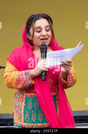 Shani Dhanda presenta al Vaisakhi Festival in Trafalgar Square, l'evento che celebra la cultura Sikh e il tradizionale raccolto primaverile. Foto Stock