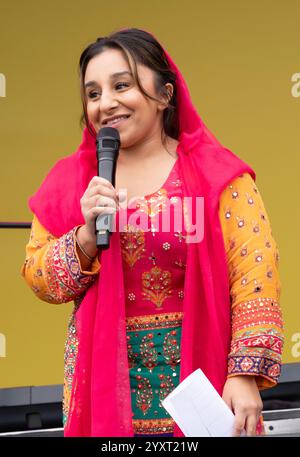 Shani Dhanda presenta al Vaisakhi Festival in Trafalgar Square, l'evento che celebra la cultura Sikh e il tradizionale raccolto primaverile. Foto Stock