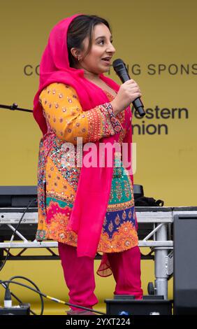 Shani Dhanda presenta al Vaisakhi Festival in Trafalgar Square, l'evento che celebra la cultura Sikh e il tradizionale raccolto primaverile. Foto Stock