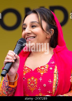 Shani Dhanda presenta al Vaisakhi Festival in Trafalgar Square, l'evento che celebra la cultura Sikh e il tradizionale raccolto primaverile. Foto Stock