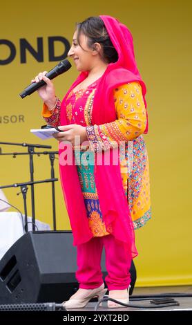 Shani Dhanda presenta al Vaisakhi Festival in Trafalgar Square, l'evento che celebra la cultura Sikh e il tradizionale raccolto primaverile. Foto Stock