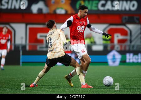 MAASTRICHT, PAESI BASSI - 17 DICEMBRE: Nabil El Basri di MVV Maastricht combatte per la palla con Ramiz Zerrouki del Feyenoord durante il secondo turno olandese TOTO KNVB Beker tra MVV Maastricht tra Feyenoord a De Geusselt il 17 dicembre 2024 a Maastricht, Paesi Bassi. (Foto di Orange Pictures/Orange Pictures) credito: Orange Pics BV/Alamy Live News Foto Stock