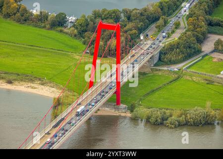 Vista aerea, lavori di costruzione del ponte sul Reno Emmerich am Rhein, autostrada federale B220, ponte sospeso più lungo della Germania, fiume Reno, Hurende Foto Stock