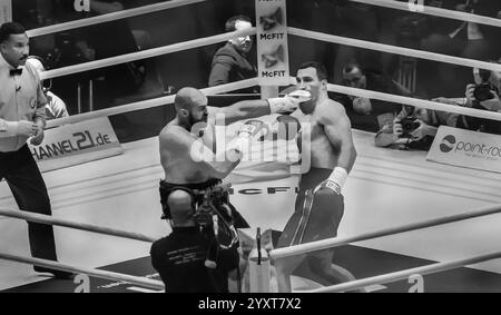 28-11-2015 Dusseldorf Germania al bуginning Tyson Fury teme il famoso gancio sinistro di Klitschko. L'ex campione Lennox Lewis e Announcer buffer guardano la fig Foto Stock