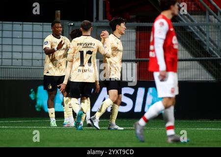 MAASTRICHT, PAESI BASSI - 17 DICEMBRE: In-beom Hwang di Feyenoord celebra il gol di Zepiqueno Redmon di Feyenoord durante il secondo turno olandese TOTO KNVB Beker tra MVV Maastricht tra Feyenoord a De Geusselt il 17 dicembre 2024 a Maastricht, Paesi Bassi. (Foto di Orange Pictures/Orange Pictures) credito: Orange Pics BV/Alamy Live News Foto Stock