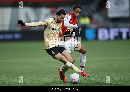 MAASTRICHT - (l-r) Ramiz Zerrouki di Feyenoord, Ilano Silva Timas di MVV Maastricht durante il KNVB Beker match tra MVV Maastricht e Feyenoord Rotterdam allo Stadion de Geusselt il 17 dicembre 2024 a Maastricht, Paesi Bassi. ANP MARCEL VAN HOORN Foto Stock