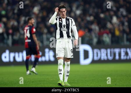 Torino, Italia. 17 dicembre 2024. Dusan Vlahovic della Juventus FC guarda durante la gara di Coppa Italia di 16 partite tra Juventus FC e Cagliari calcio all'Allianz Stadium il 17 dicembre 2024 a Torino. Crediti: Marco Canoniero/Alamy Live News Foto Stock