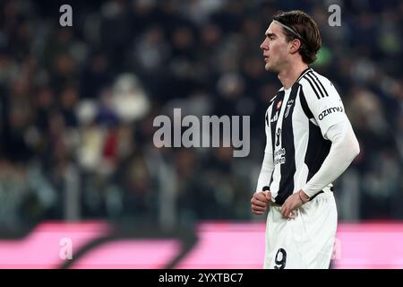 Torino, Italia. 17 dicembre 2024. Dusan Vlahovic della Juventus FC guarda durante la gara di Coppa Italia di 16 partite tra Juventus FC e Cagliari calcio all'Allianz Stadium il 17 dicembre 2024 a Torino. Crediti: Marco Canoniero/Alamy Live News Foto Stock