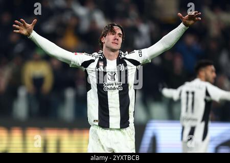 Torino, Italia. 17 dicembre 2024. Dusan Vlahovic della Juventus FC gesti durante la gara di Coppa Italia di 16 partite tra Juventus FC e Cagliari calcio all'Allianz Stadium il 17 dicembre 2024 a Torino. Crediti: Marco Canoniero/Alamy Live News Foto Stock