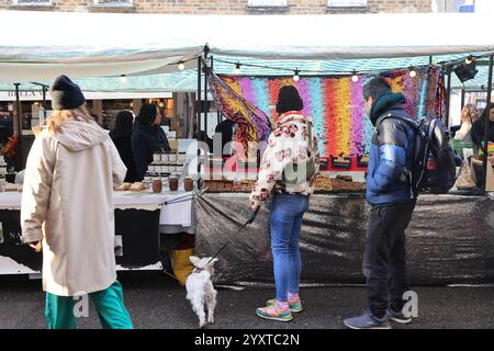 Broadway Street Market a Hackney, nella zona est di Londra, molto affollato a Natale, Regno Unito Foto Stock