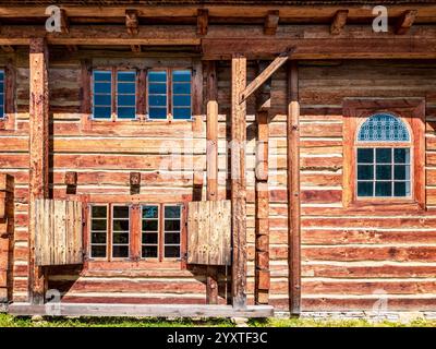 Sanok, Polonia - 4 maggio 2024. Sinagoga in legno di Połaniec - una replica di una sinagoga del XVIII secolo, bruciata durante la seconda guerra mondiale Foto Stock