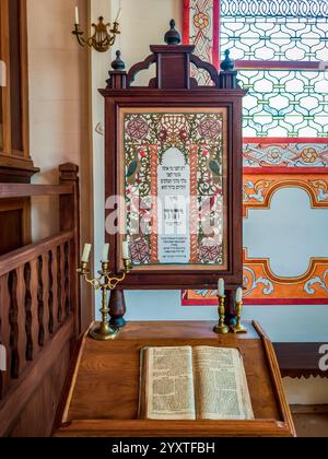 Sanok, Polonia - 4 maggio 2024. Tavola di Shiviti che domina il leggio del cantore in una replica di una sinagoga lignea del XVIII secolo proveniente da Połaniec. Foto Stock