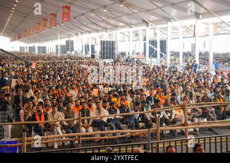 Jaipur, India. 17 dicembre 2024. Jaipur, India, 17 dicembre 2024: Migliaia di uomini durante l'evento "Ek Varsh-Parinaam Utkarsh", che segna il completamento di un anno del governo statale, a Jaipur. Il PM Narendra modi ha inaugurato e gettato la prima pietra di 24 mega progetti relativi all'energia, alla strada, alle ferrovie e all'acqua di oltre 46.300 crore nel Rajasthan. (Foto di Sumit Saraswat/Pacific Press) credito: Pacific Press Media Production Corp./Alamy Live News Foto Stock