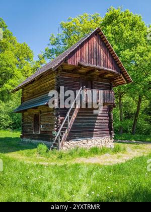 Sanok, Polonia - 4 maggio 2024. Granaio in legno presso la casa padronale di Święcany nel Museo di architettura popolare di Sanok. Foto Stock