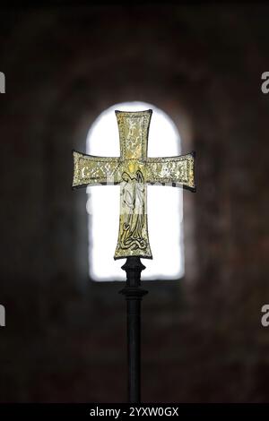 114 St Michael con una lancia che uccide Satana si mostra come un drago ai suoi piedi, sollievo su un cros dorato nella navata della chiesa di le Mont-Saint-Michel. Normandia-Francia Foto Stock