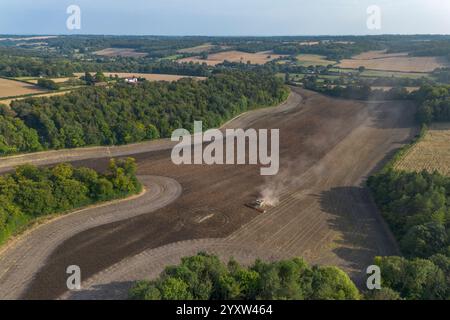 Veduta aerea di una mietitrebbiatrice al lavoro in un campo, Hyde End, Bucks, Regno Unito. Foto Stock