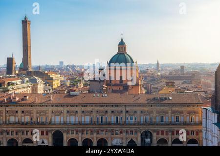 Vista aerea della città vecchia di Bologna, Emilia Romagna, Italia con Palazzo dei banchi con portici ad arco e cupola della Basilica di San Pietro all'alba Foto Stock