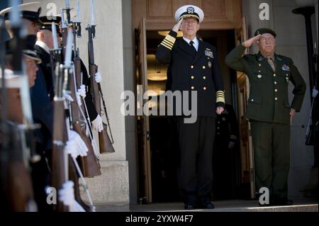 Presidente del Joint Chiefs of staff Adm. Mike Mullen U.S. Navy e Brasiliana Armed Forces Joint staff Chief Gen. Jose Carlos De Nardi saluto. Foto Stock